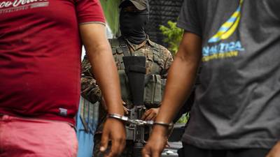 El Salvador vuelve a desplegar sus tropas en un plan para combatir las pandillasdfd