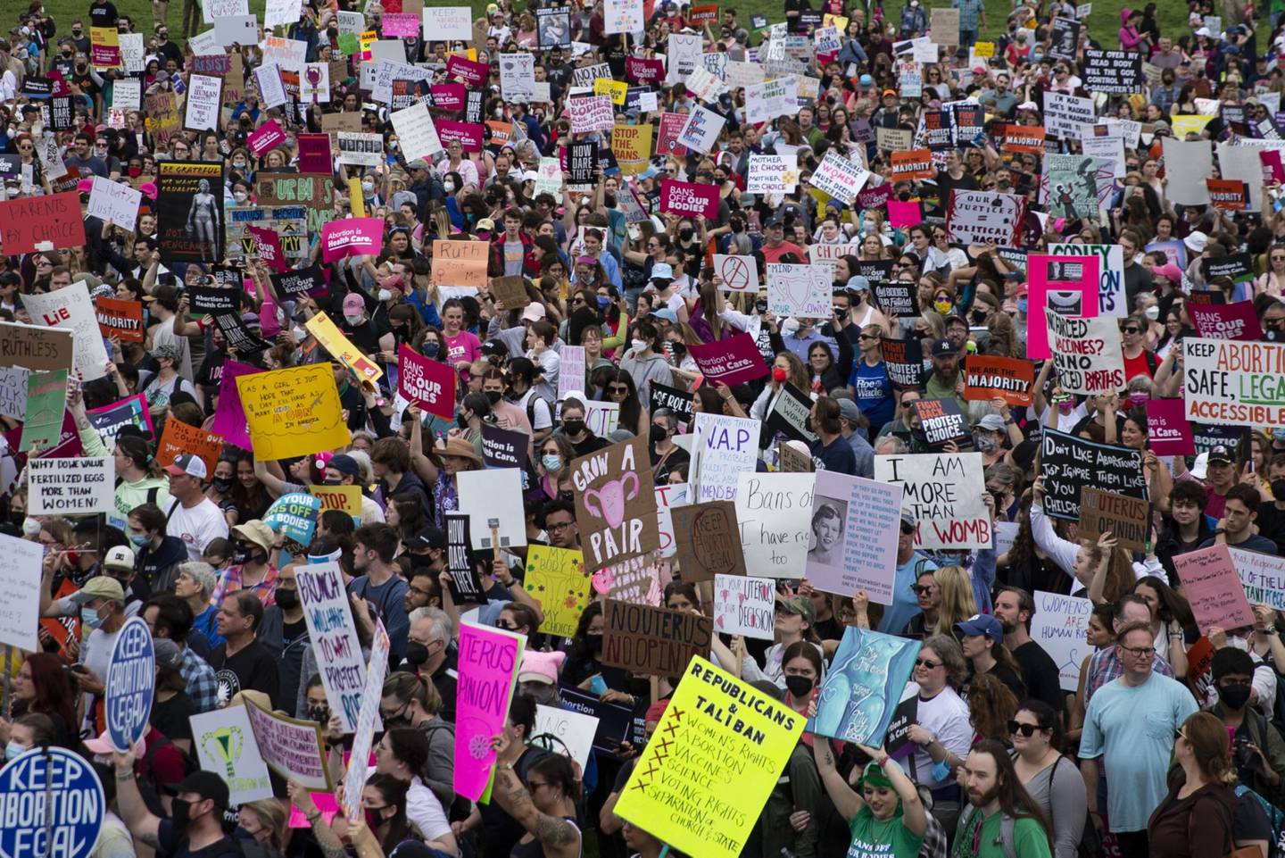 Manifestantes por el derecho al aborto caminan hacia el Capitolio durante una manifestación nacional en Washington.dfd