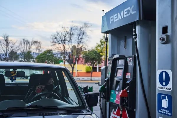 Una conductora carga combustible en una una gasolinera de la franquicia Pemex