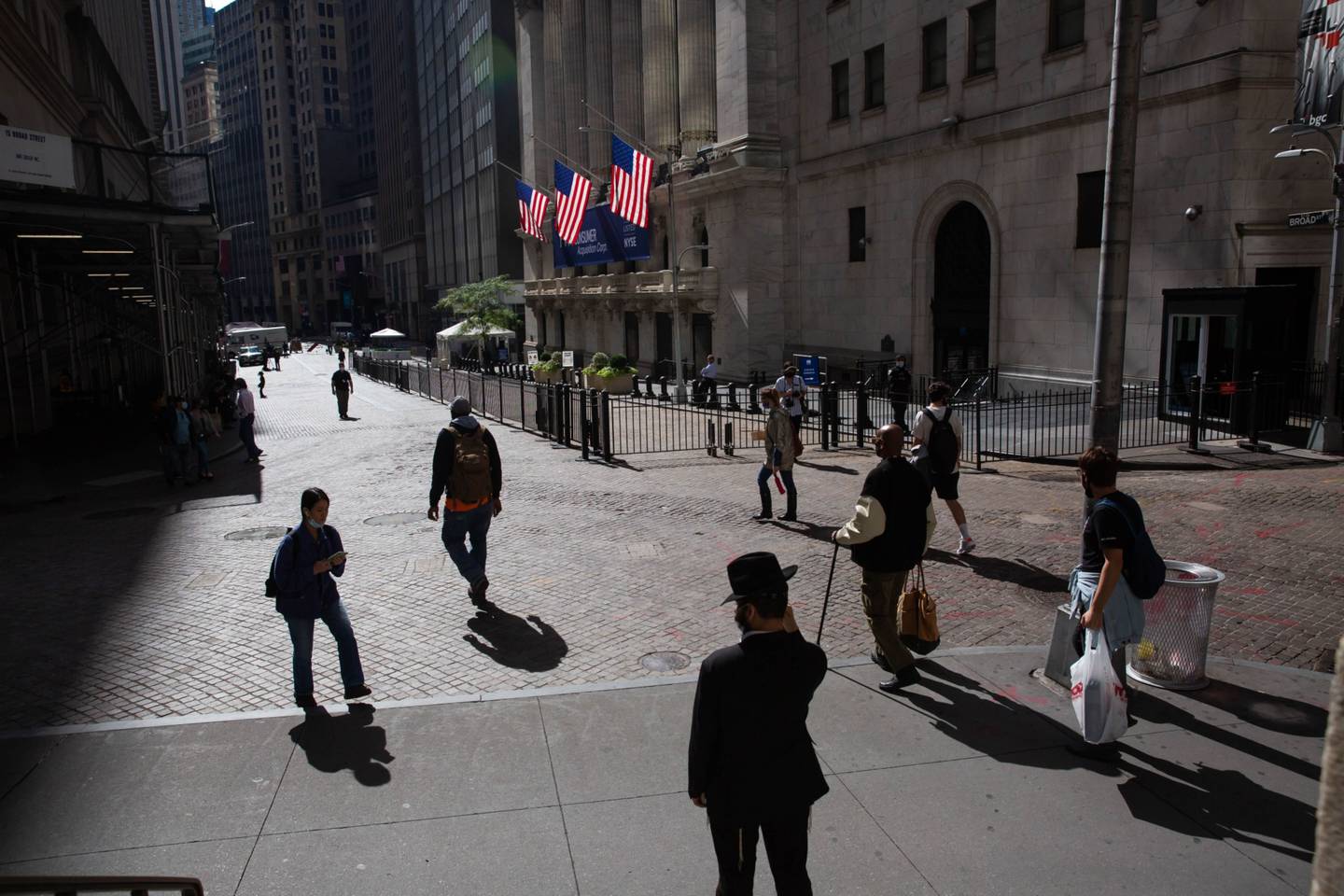 Peatones caminan frente a la bolsa de valores de Nueva York