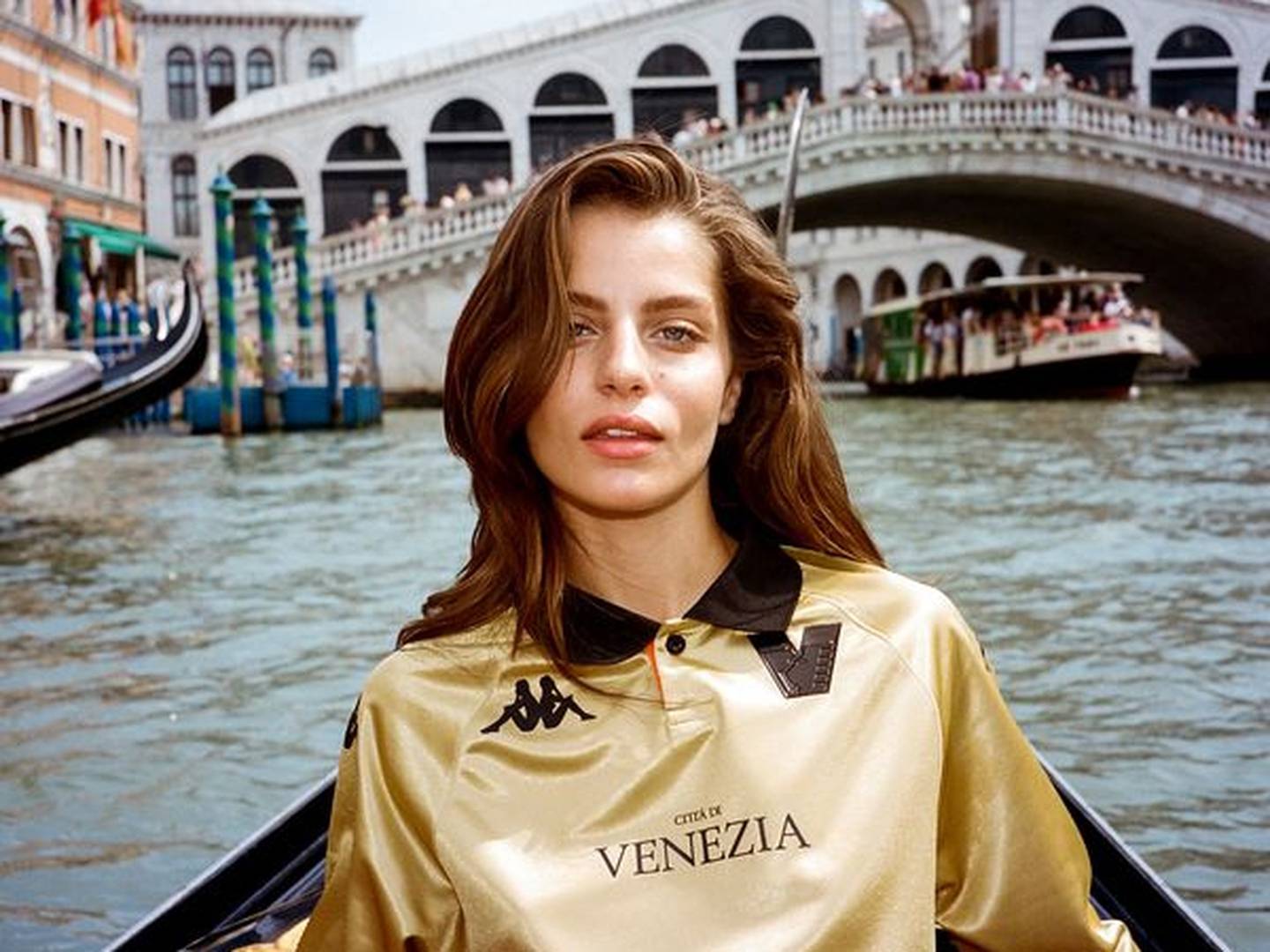 Los anuncios del Venezia buscan capitalizar el eterno glamour de la ciudad. Fotógrafo: Chris Kontos