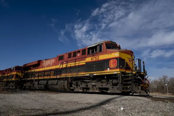 Una locomotora de Kansas City Southern pasa por Knoche Yard en Kansas City, Missouri.