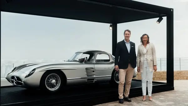 Mercedes-Benz de US$142 millones rompe el récord de autos clásicos de Ferraridfd