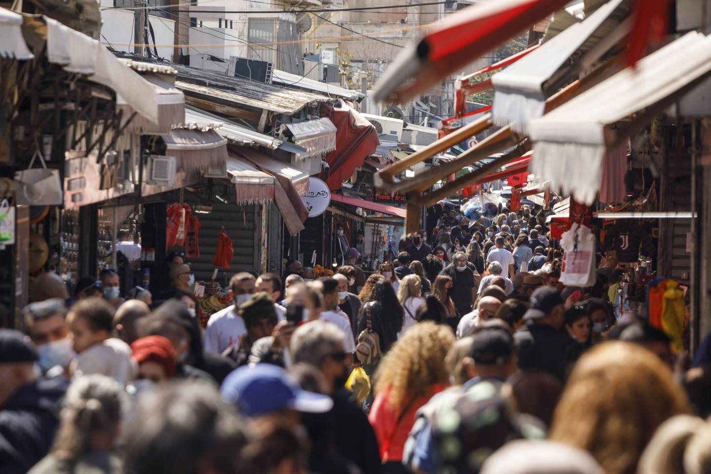 Una multitud se abre paso en el mercado de Carmel, en Tel Aviv. Fotógrafo: Kobi Wolf/Bloomberg