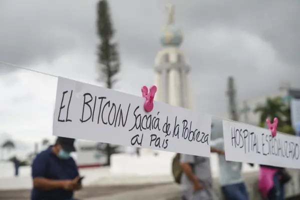 En la fotografía, protestantes se congregan en la plaza Salvador del Mundo. Foto: Bloomberg