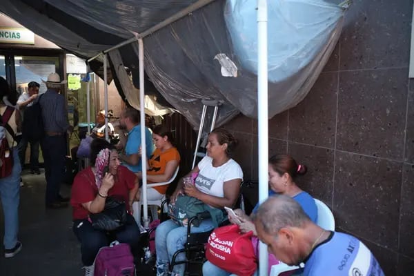 Residentes esperan a la sombra afuera de un hospital del IMSS durante una ola de calor en Monterrey, estado de Nuevo León, México, el jueves 22 de junio de 2023. Fotógrafo: Mauricio Palos/Bloomberg