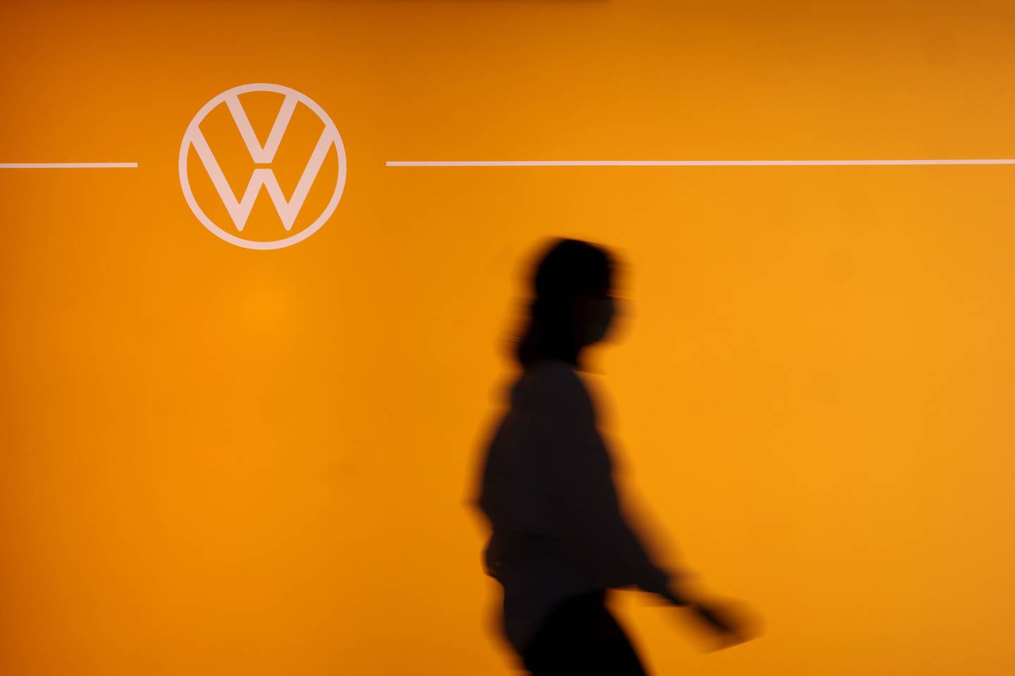 Un logotipo en la sala de exposición de automóviles eléctricos ID.3 de Volkswagen AG (VW) en la fábrica del fabricante de automóviles en Dresde, Alemania, el martes 8 de junio de 2021. Fotógrafo: Liesa Johannssen-Koppitz/Bloomberg