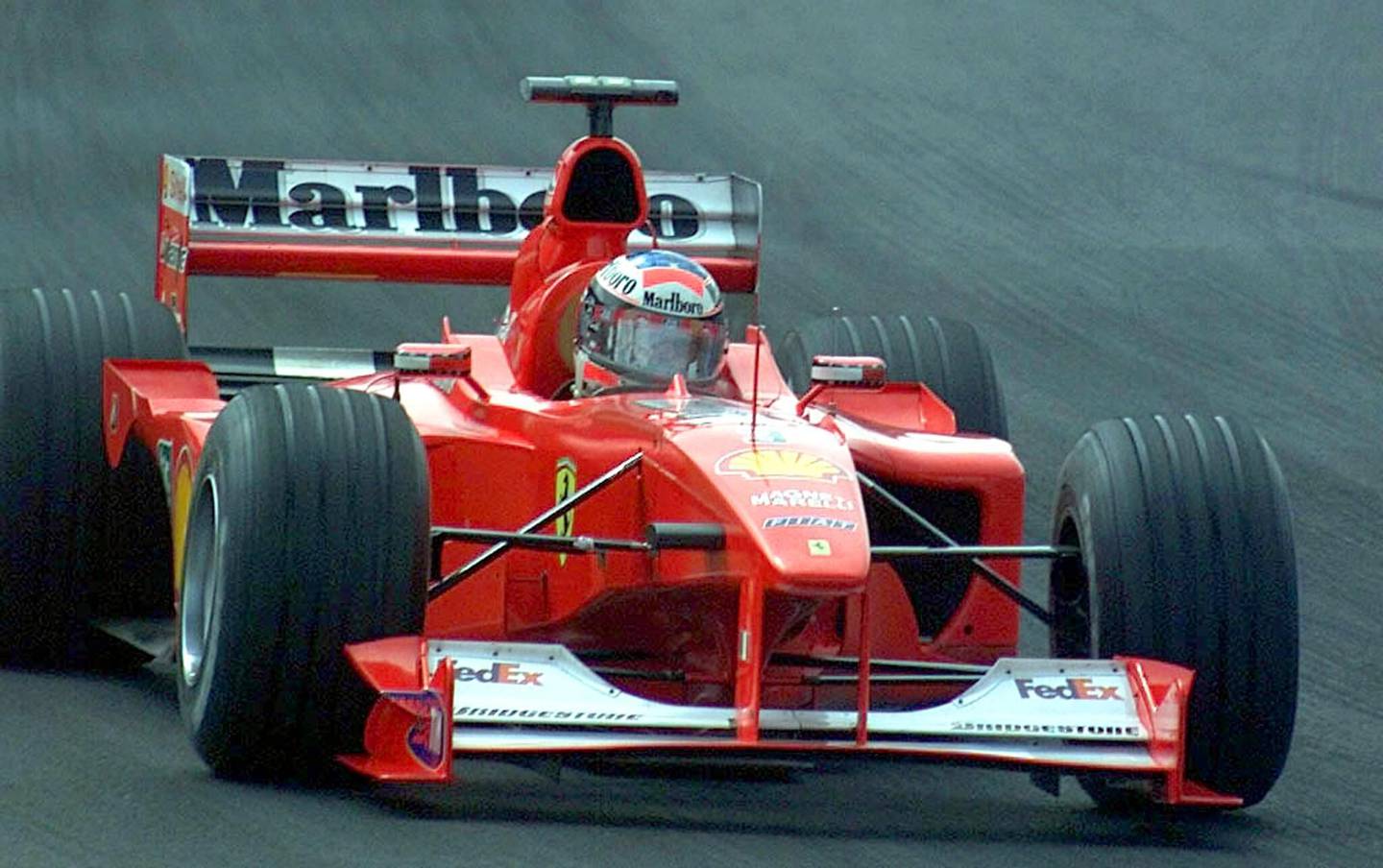 El alemán Michael Schumacher (I), excampeón del mundo de Fórmula Uno, lidera el GP de Brasil de Fórmula Uno en Sao Paulo, Brasil, el 26 de marzo de 2000. Fotógrafo: Daniel Garcia/AFP/Getty Images