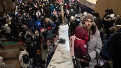 Ucranianos desplazados que intentan abandonar la capital en la estación central de tren de Kiev, el 28 de febrero.