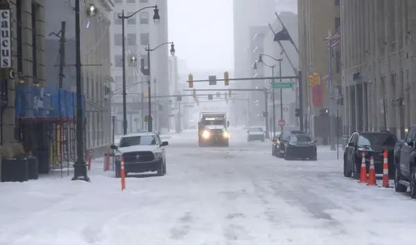 Vehículos intentan despejar las carreteras del centro de Detroit el 23 de diciembre.