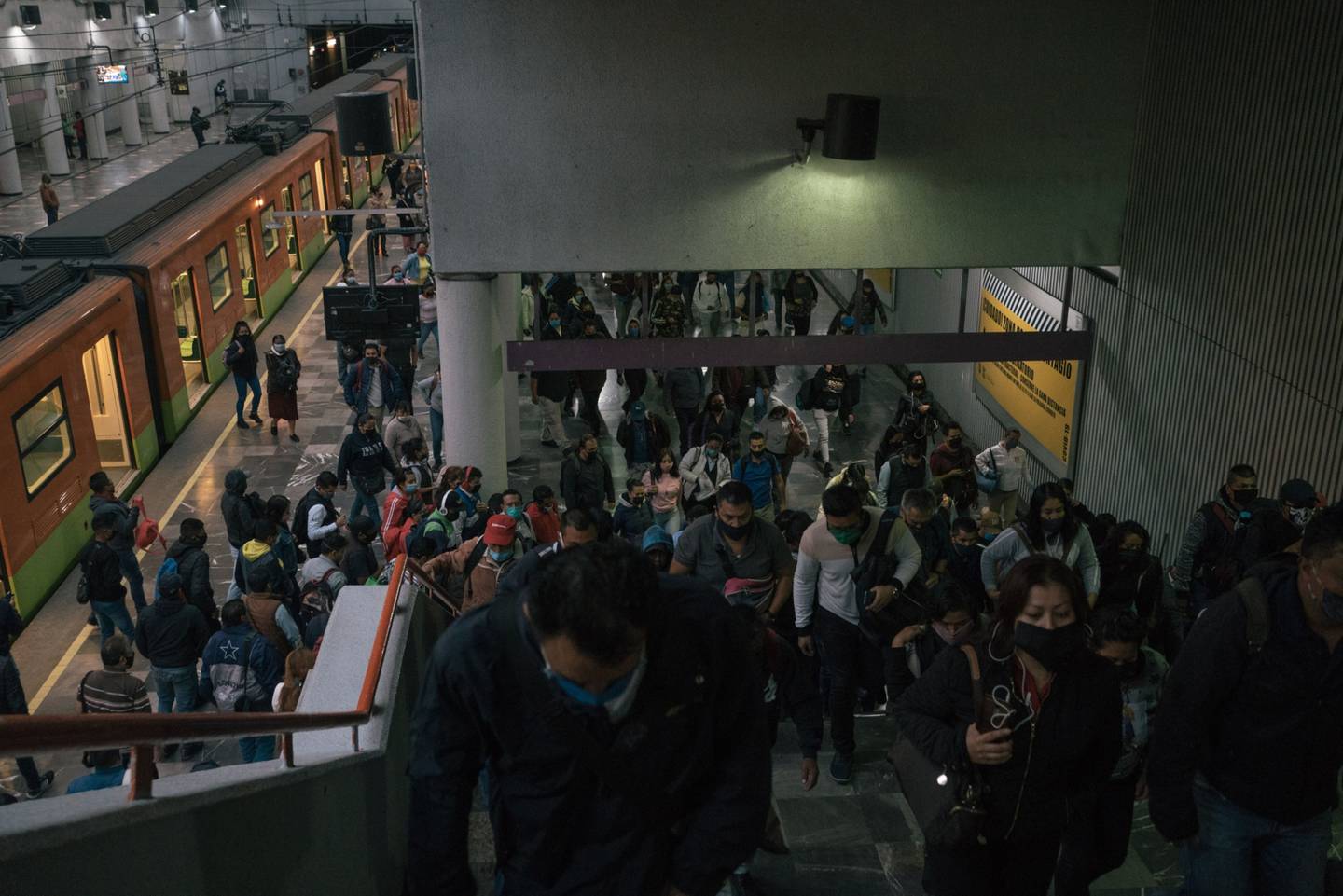 Viajeros salen de los vagones del Metro Pantitlán en la alcaldía Iztacalco de la Ciudad de México.