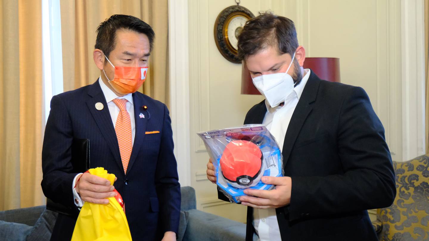 El ministro de Estado para Asuntos Exteriores de Japón, Kiyoshi Odawara, regala un juguete Pokemon a Gabriel Boric, presidente de Chile, antes de su toma de mando que se llevará a cabo el 11 de marzo. Foto: Prensa de Gabriel Boricdfd