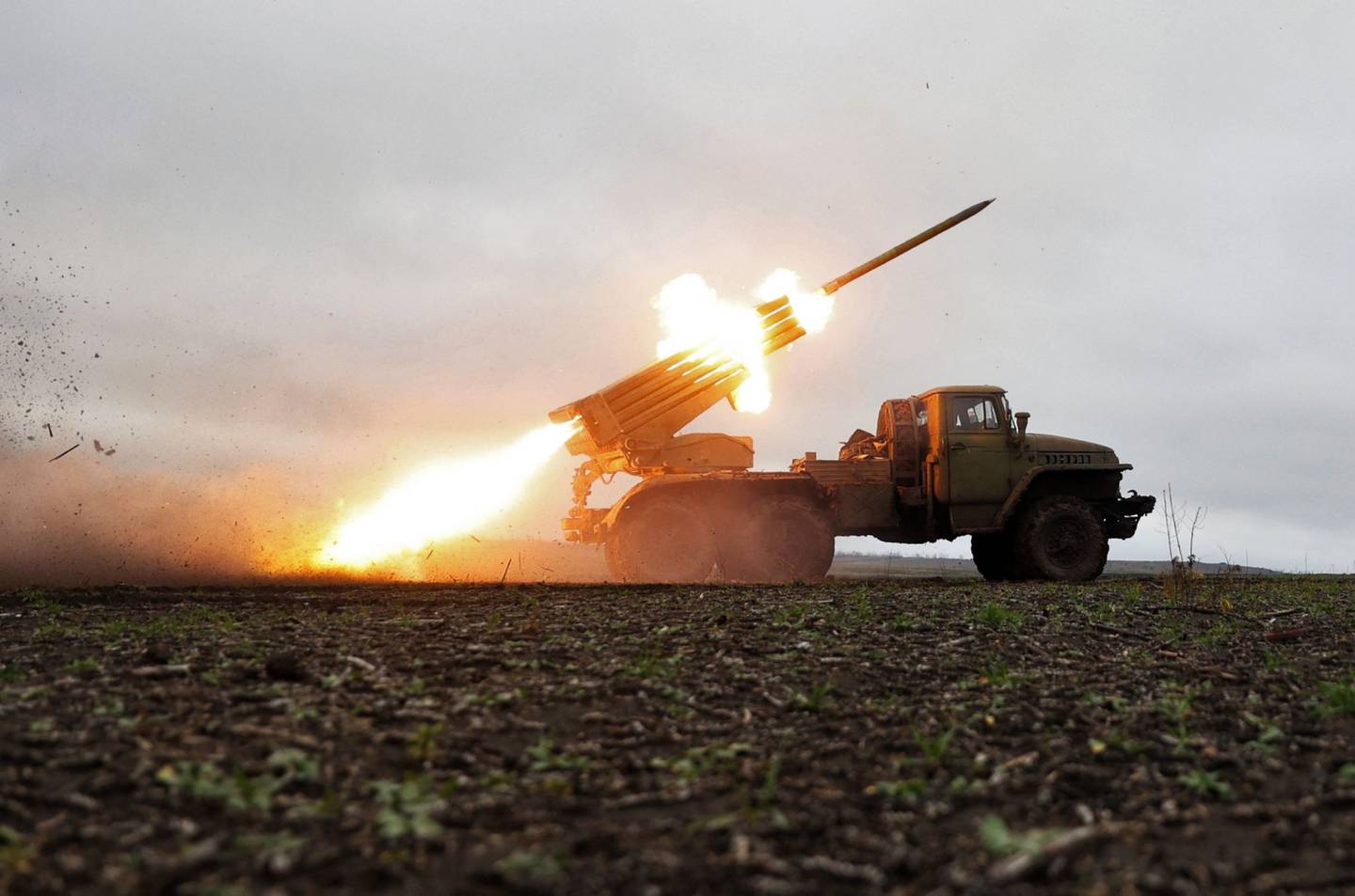 Un lanzacohetes múltiple ucraniano dispara hacia posiciones rusas en la línea del frente cerca de Bakhmut, región de Donetsk, el 27 de noviembre. Fotógrafo: Anatolii Stepanov/AFP/Getty Imagesdfd