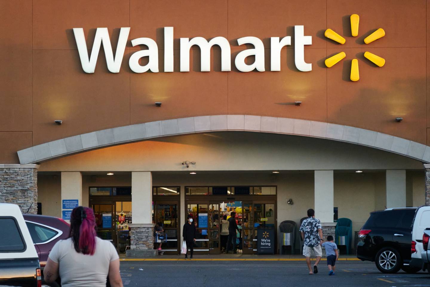Clientes en una tienda de Walmart en Torrance, California, Estados Unidos, el domingo 15 de mayo de 2022.