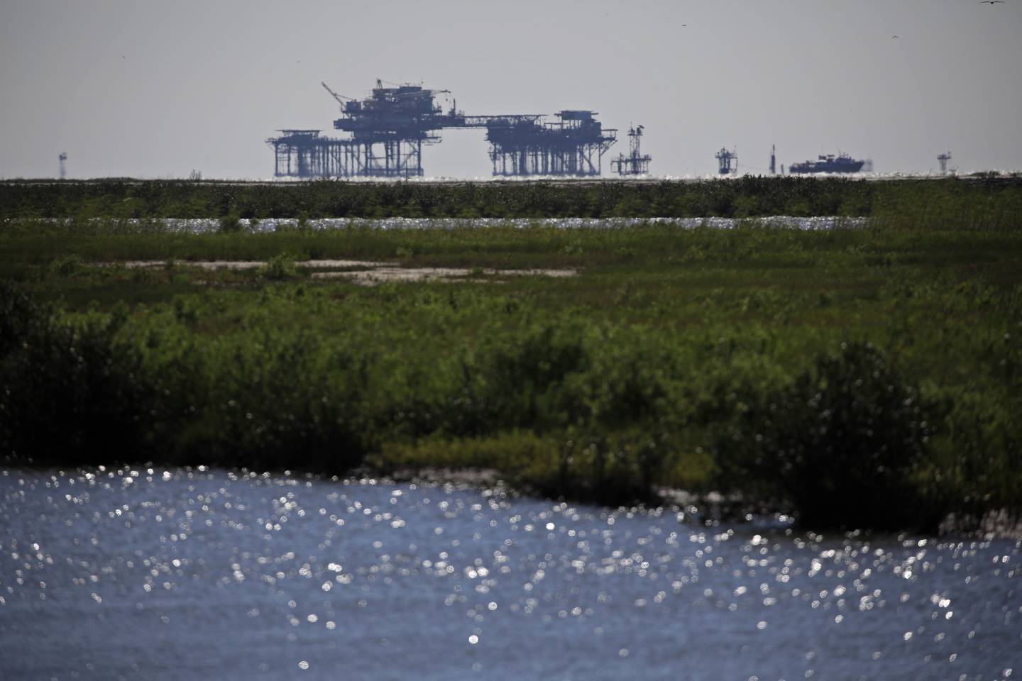 Plataformas de petróleo costa afuera en el golfo de México frente al puerto de Fourchon, Luisiana en abril.Fotógrafo: Luke Sharrett / Bloomberg