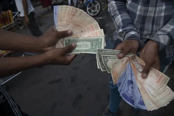 Venezuela quitaría seis ceros al bolívar en agosto. Fotógrafo: Carlos Becerra / Bloomberg