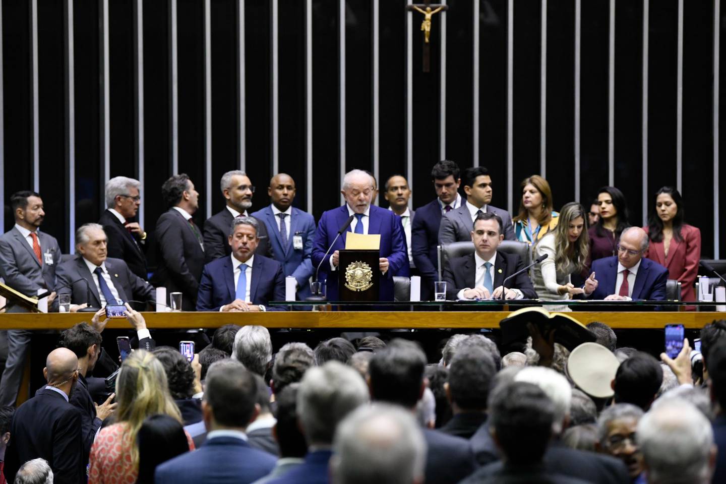 "Asumo el compromiso de, junto con el pueblo brasileño, reconstruir el país y volver a hacer un Brasil de todos y para todos", dijo