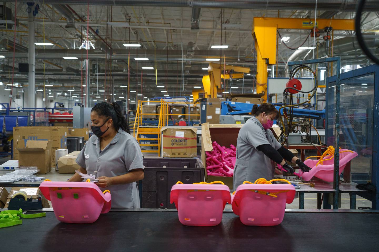 Los trabajadores de MGA arman juguetes Little Tikes en la nueva planta de la compañía en Juárez.Fotógrafo: Paul Ratje / Bloomberg