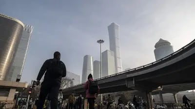 Peatones cruzan una carretera en Pekín, China.