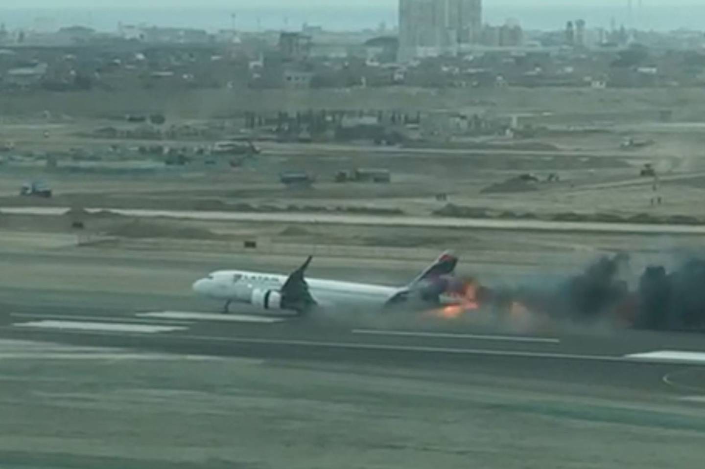 Avión de Latam Airlines es evacuado en la pista después de tocar tierra mientras aterrizaba en el aeropuerto Jorge Chávez en Callao, Lima, Perú. Los heridos están siendo atendidos actualmente.dfd