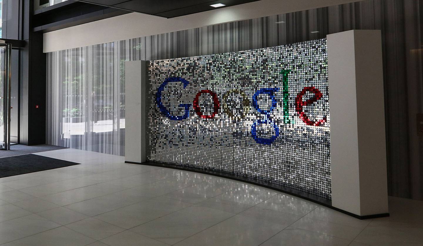 Un visitante pasa junto a un cartel con el logotipo de Google Inc. dentro de su sede, en Reino Unido, en Six St Pancras Square, en Londres.dfd