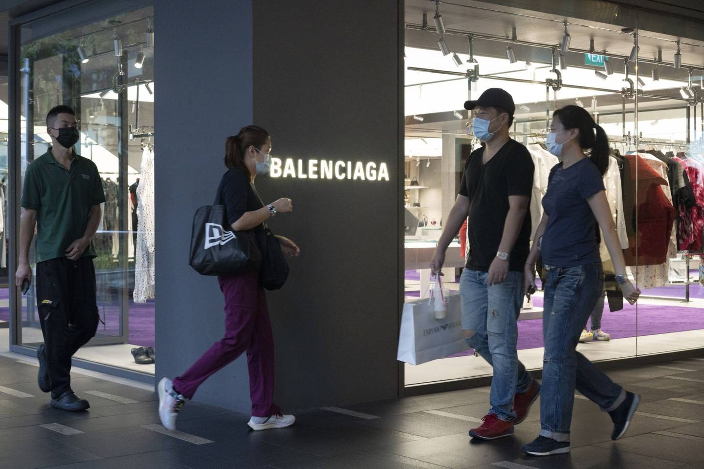 Los compradores pasan por una tienda Balenciaga en Orchard Road en Singapur.