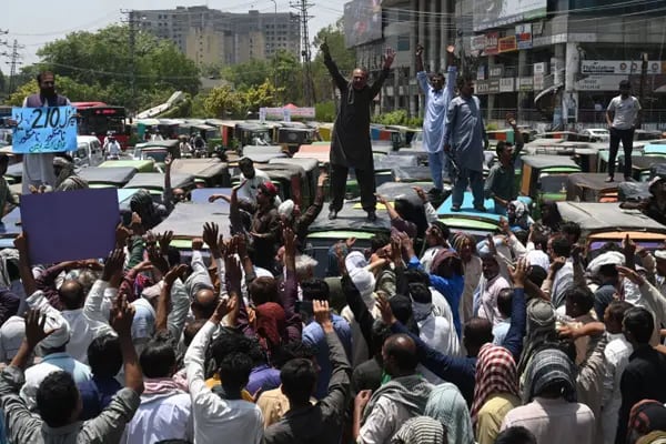 Los conductores de autorickshaw gritan consignas durante una manifestación antigubernamental para protestar contra la inflación y la subida de los precios del combustible en Lahore, Pakistán, el 3 de junio de 2022. Fotógrafo: Arif Ali