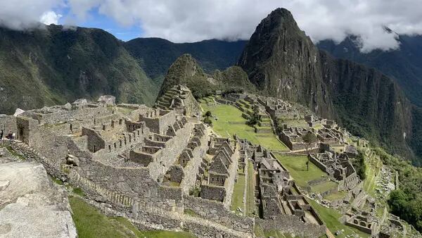 Machu Picchu volta a receber turistas após fechar por quase um mês no Perudfd