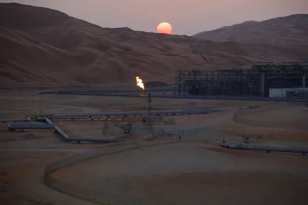 Una instalación de procesamiento de petróleo en el campo petrolífero de Shaybah, en el desierto de Rub' Al-Khali, también conocido como el "Barrio Vacío", en Shaybah, Arabia Saudí.