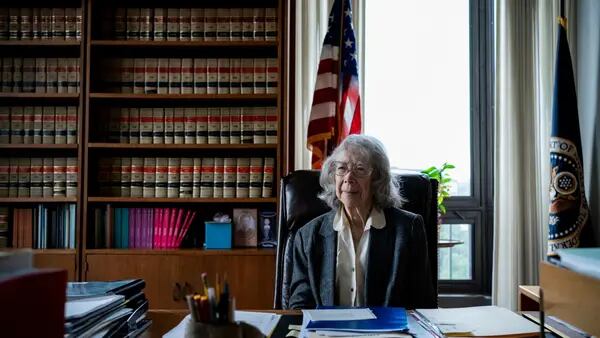 Colegas de una jueza de 96 años presionan para que se desestime su demandadfd