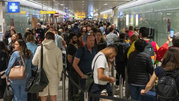 Escasez de personal en aerolíneas pone en riesgo vacaciones de millones de personasdfd