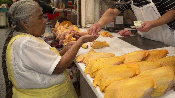 Precio del pollo en México se dispara al nivel más alto en 20 añosdfd