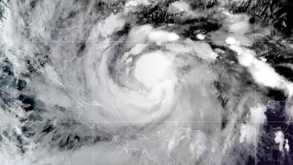 Julia se convierte en huracán de categoría 1, mientras azota la isla de San Andrésdfd
