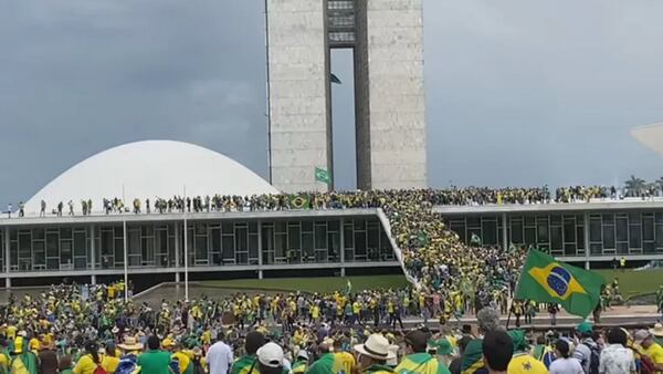 Manifestantes bolsonaristas toman las inmediaciones del Congreso brasileño en Brasiliadfd