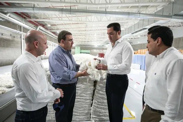 El empresario textil Daniel Facussé junto con Pedro Barquero, Héctor Zelaya y otros funcionarios y ejecutivos, en un recorrido por la planta.
