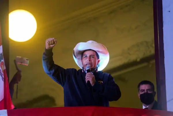 El candidato presidencial por el partido Perú Libre saluda a sus partidarios durante un mitin de segunda vuelta en la noche de las elecciones presidenciales en Cajamarca, Perú, el domingo 6 de junio del 2021.