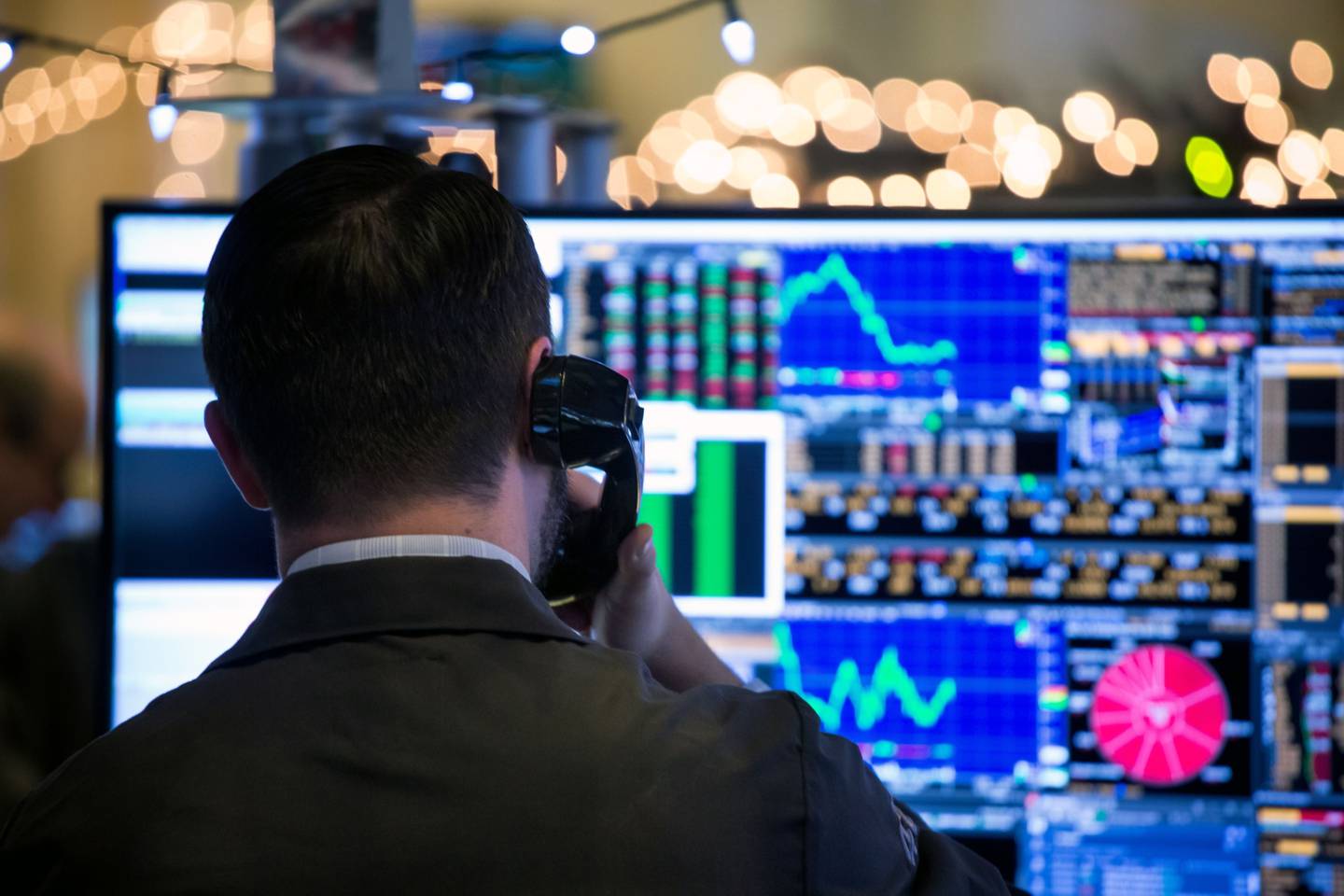Un comerciante trabaja en el piso de la Bolsa de Valores de Nueva York (NYSE) en Nueva York, EE. UU., El miércoles 2 de enero de 2019.