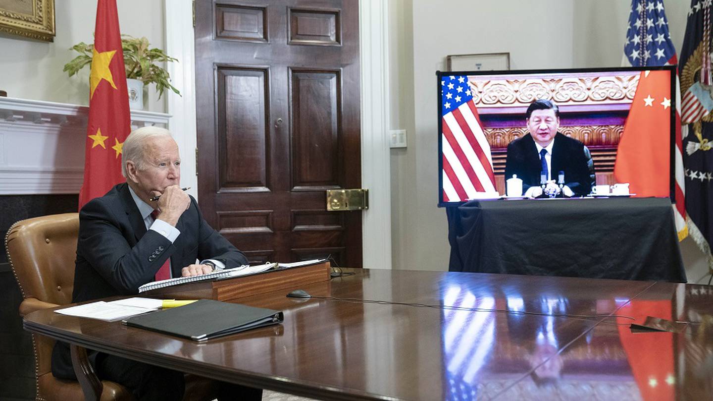 Joe Biden en su reunión virtual con Xi Jinping.