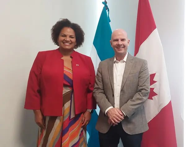 El secretario de Desarrollo Económico (SDE), Pedro Barquero, con la embajadora de Canadá en Honduras, Elizabeth Williams.