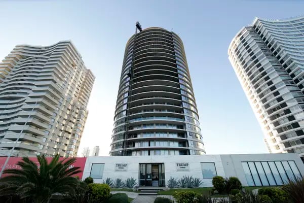 El edificio de 25 pisos vende unidades por hasta US$1,7 millones.