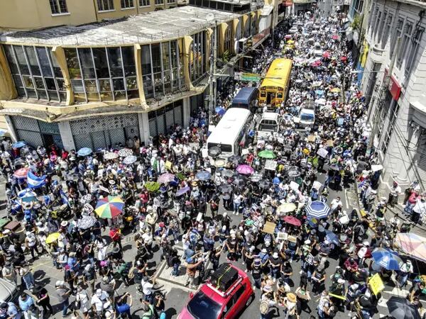 Manifestantes en una protesta contra Nayib Bukele en El Salvador.