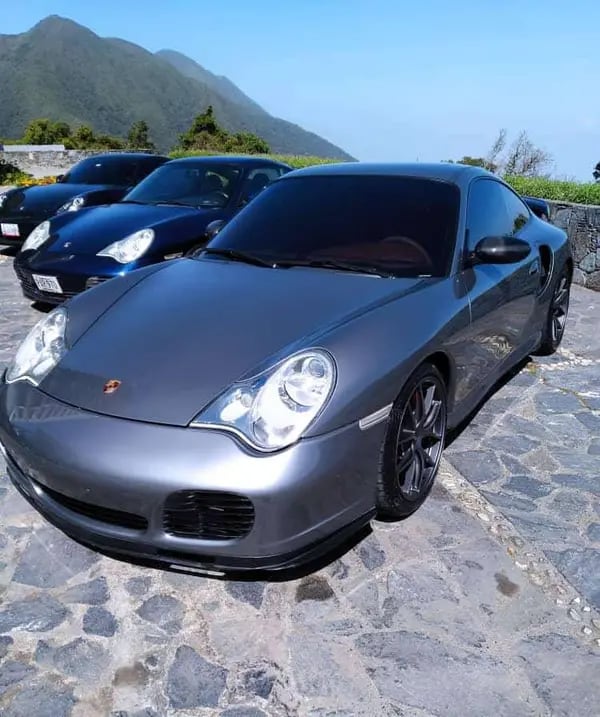 Algunos de los Porsches en exhibición en el hotel Humboldt