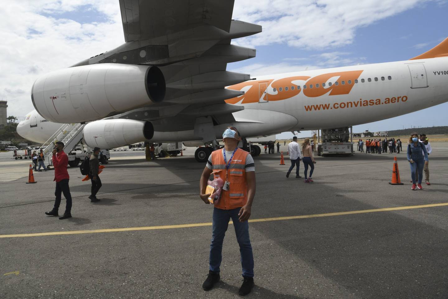 Un trabajador inspecciona el avión de Conviasa Airlines que transportaba las vacunas rusas Sputnik V Covid-19, en el Aeropuerto Internacional Simón Bolívar (CCS) en Maiquetía, estado Vargas, Venezuela, el sábado 13 de febrero de 2021.dfd
