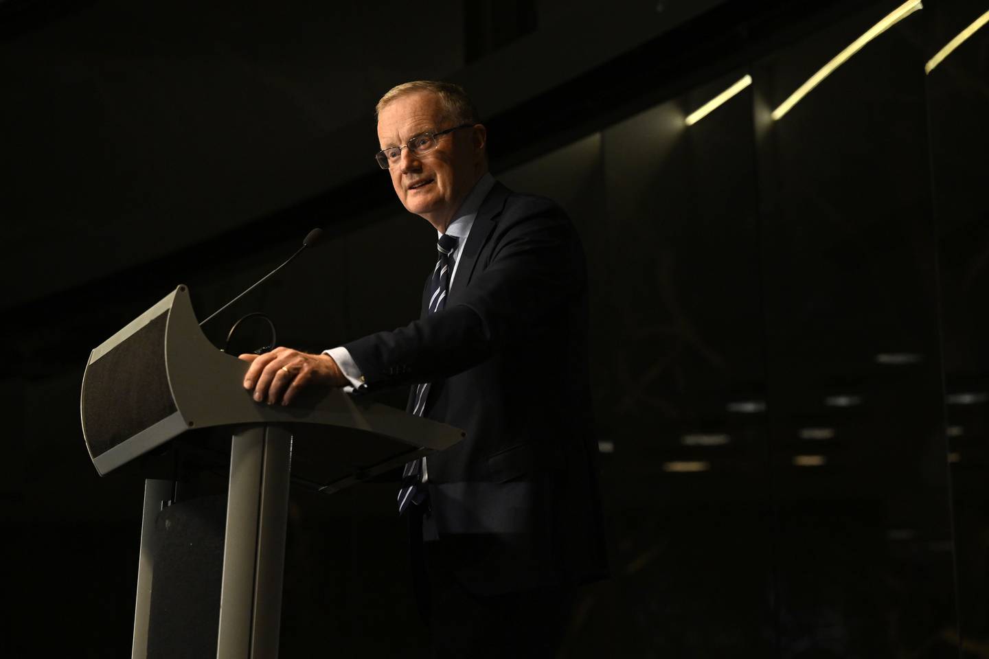 Philip Lowe, gobernador del Banco de la Reserva de Australia (RBA), habla durante la cena de la junta del banco central en Perth, Australia, el martes 2 de mayo de 2023.