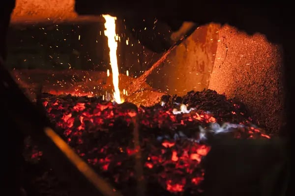 El cobre líquido se vierte dentro de un horno en la fábrica de fundición de cobre KGHM Polska Miedz SA en Glogow, Polonia.