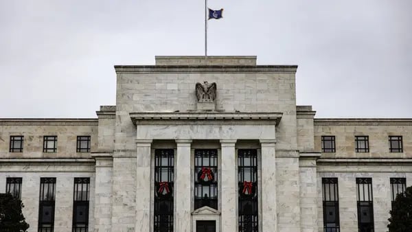 ¿Qué pasa con las acciones cuando la Fed sube: Una guía históricadfd
