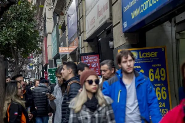 Los peatones pasan frente a las casas de cambio en el centro de Santiago, Chile, el jueves 28 de junio de 2018.