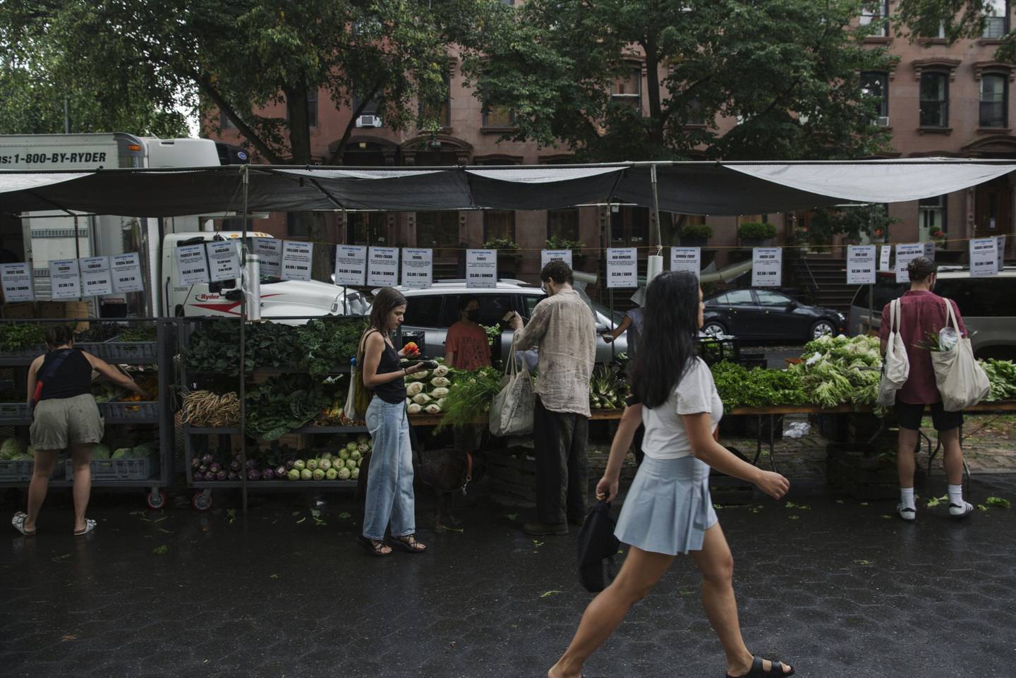 Los clientes compran en un mercado de agricultores en el barrio de Fort Greene de Brooklyn, Nueva York, el sábado 16 de julio de 2022.