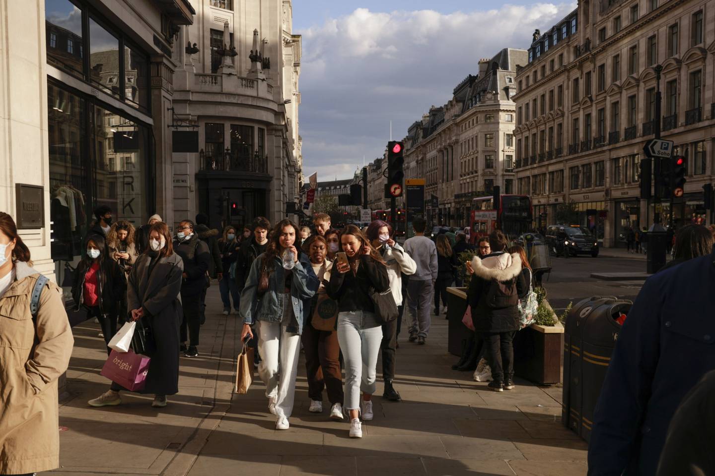Peatones y compradores caminan por Regent Street en Londres.