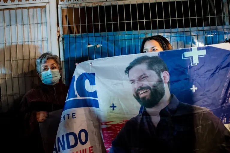 Seguidores de Gabriel Boric celebran la victoria en las primarias chilenas el pasado 18 de julio del 2021. dfd